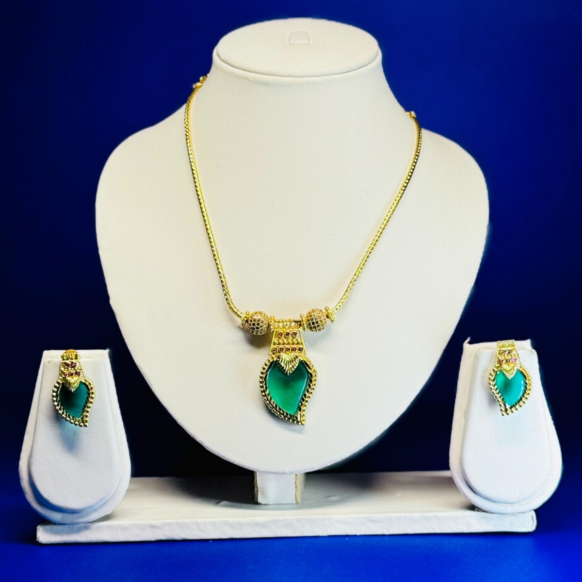 Beautiful Design Matte Gold Polish Full Stone Pendant Set